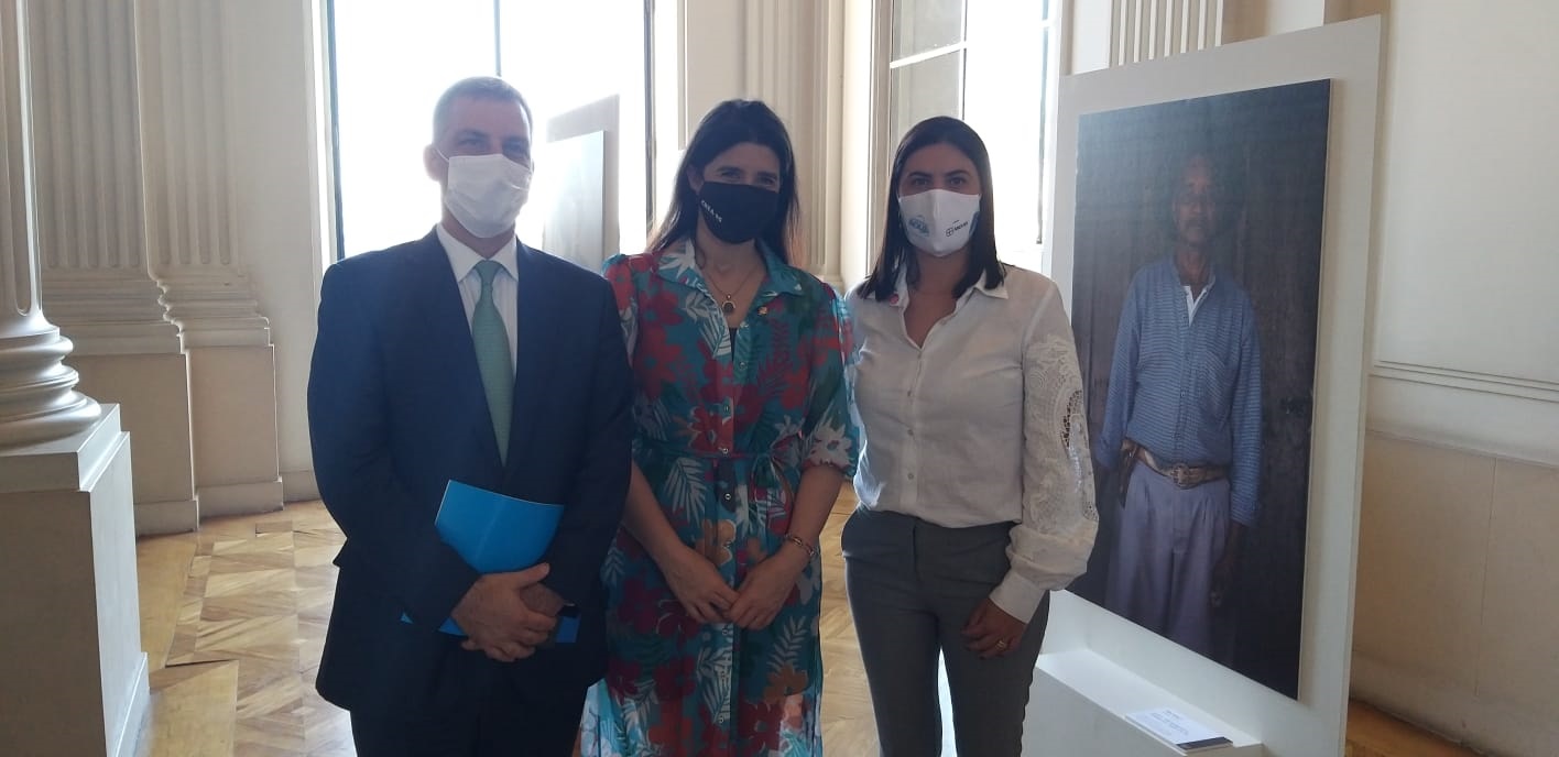 Eng. Nanci entre o diretor-presidente da Corsan, Roberto Barbuti, e a diretora de Meio Ambiente e Sustentabilidade, Liliani Cafruni